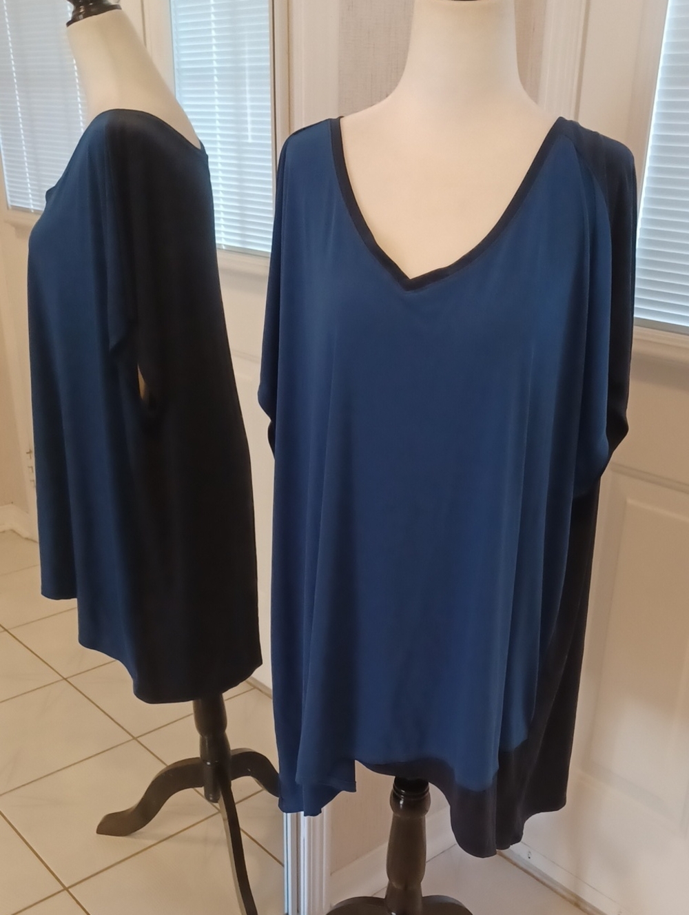 4/$40 Navy & Blue V-Neck Tee - Size 4X